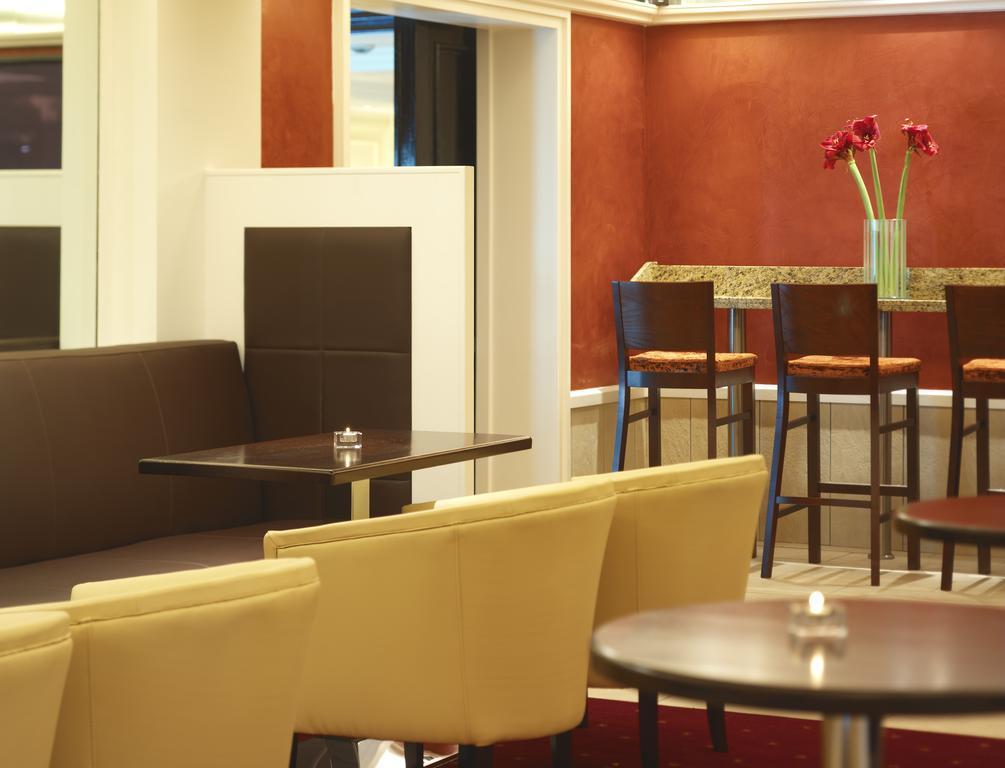 Aghadoe Heights Hotel & Spa 킬라니 외부 사진 The lounge at the airport