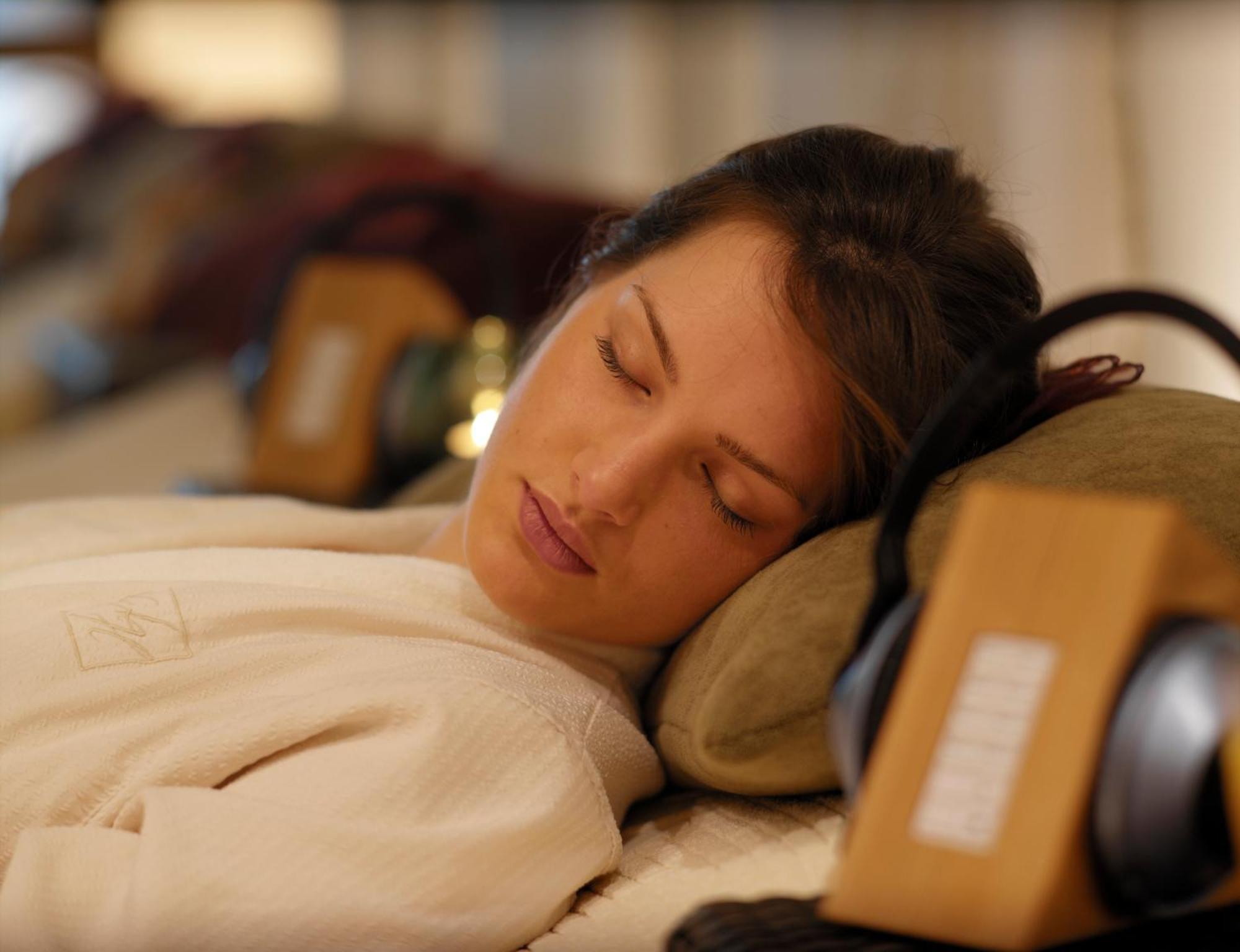 Aghadoe Heights Hotel & Spa 킬라니 외부 사진 A woman sleeping