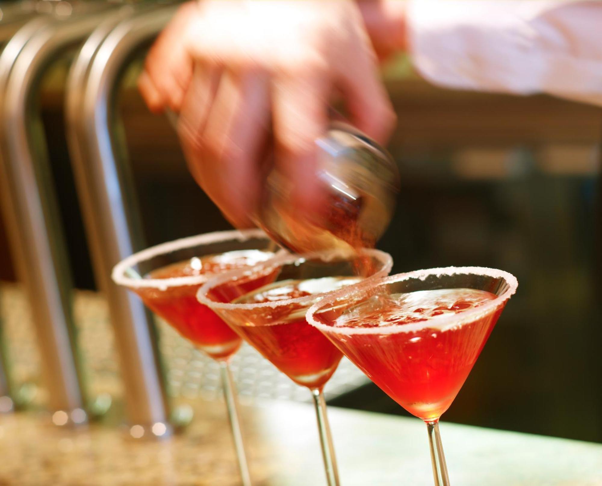 Aghadoe Heights Hotel & Spa 킬라니 외부 사진 A bartender seasoning a cocktail rim with a lemon wheel