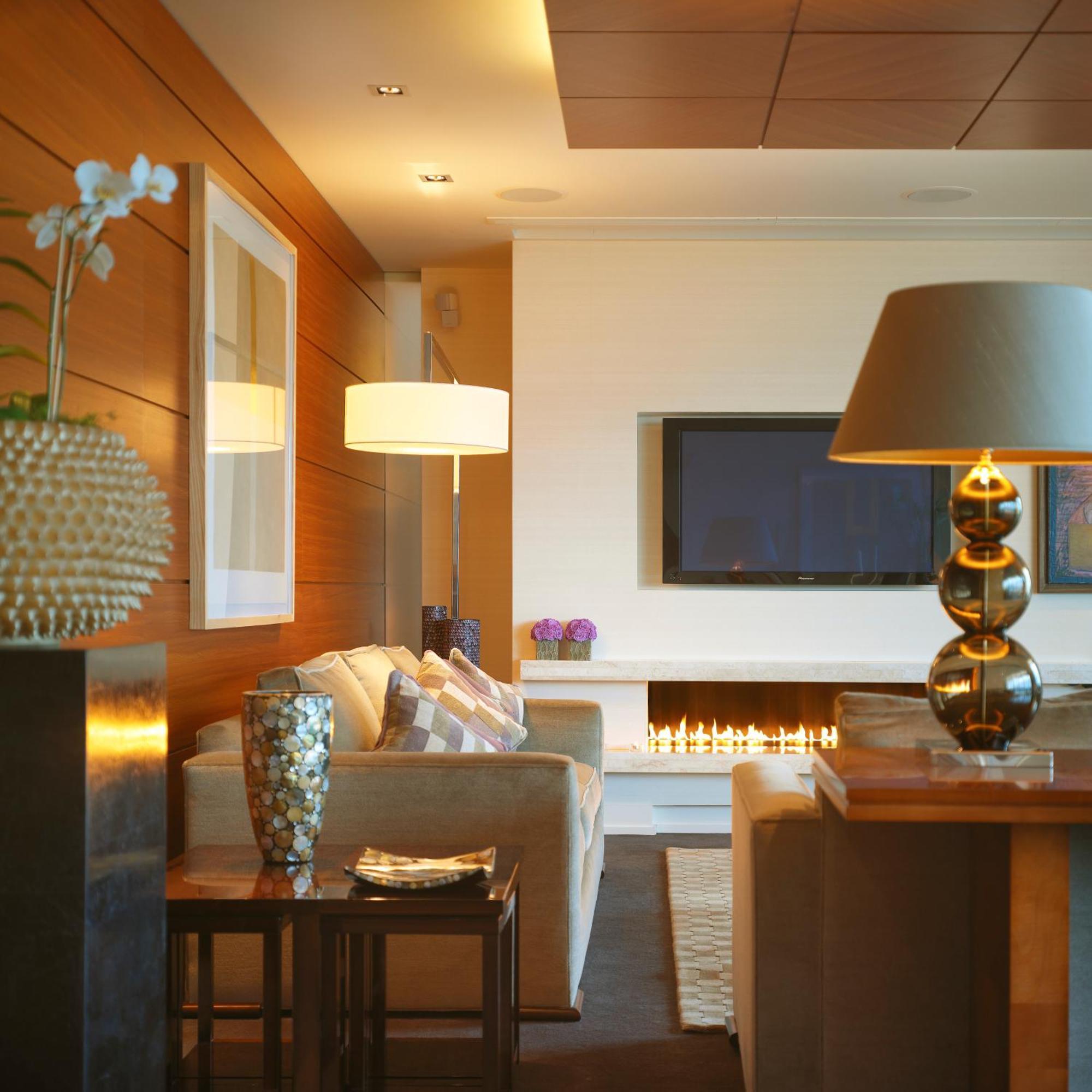 Aghadoe Heights Hotel & Spa 킬라니 객실 사진 A living room with a fireplace