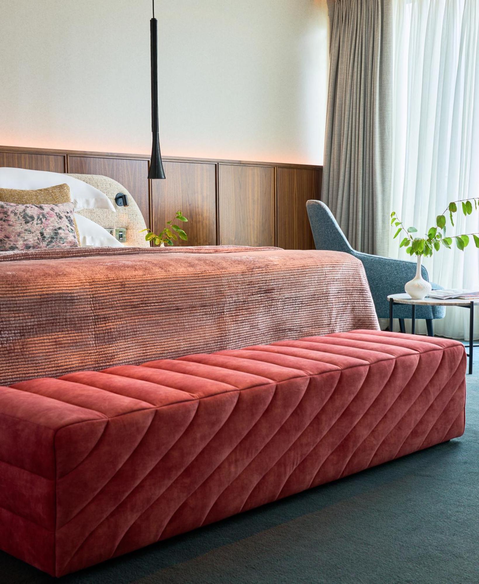 Aghadoe Heights Hotel & Spa 킬라니 외부 사진 A bench in a bedroom